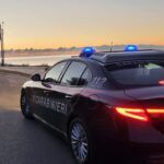 Ubriaco alla guida ignora l’alt e tenta la fuga: bloccato dai Carabinieri sul lungomare con droga in auto