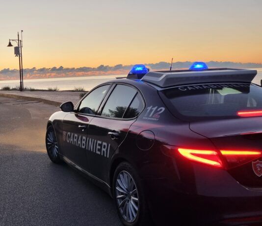 Ubriaco alla guida ignora l’alt e tenta la fuga: bloccato dai Carabinieri sul lungomare con droga in auto