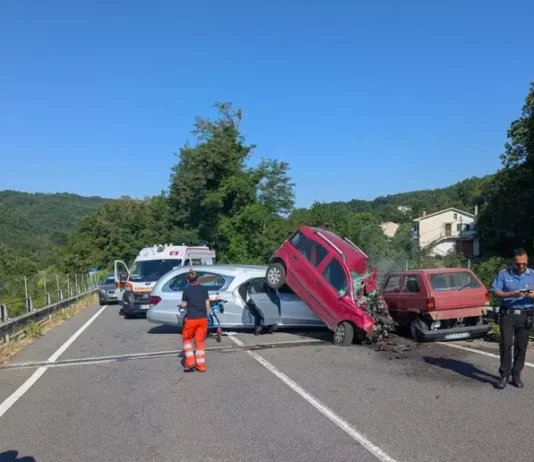 Scontro frontale tra auto e carro funebre: perde la vita un 33enne