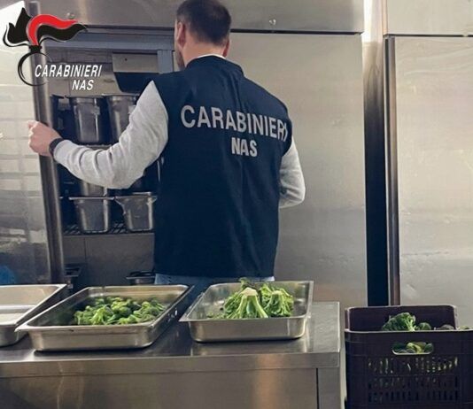 Controlli dei NAS in attività: sequestrati oltre 300 kg di alimenti, sanzioni superiori a 33 mila euro