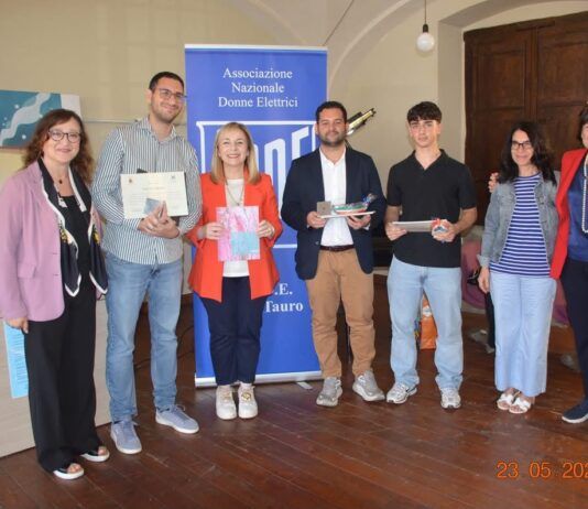 Gioia Tauro, la fisica quantistica incontra i giovani: protagonisti ricercatori calabresi e il futuro della scienza