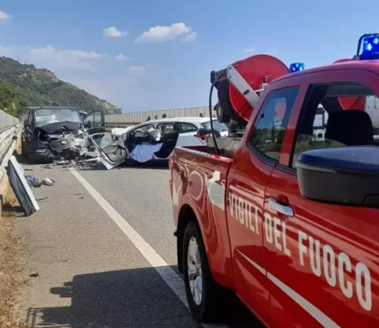 Scontro frontale sulla Statale 18: un morto e due feriti