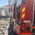 Camion avvolto dalle fiamme sulla Statale 106, intervengono i Vigili del Fuoco