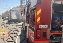 Camion avvolto dalle fiamme sulla Statale 106, intervengono i Vigili del Fuoco