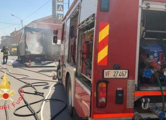 Camion avvolto dalle fiamme sulla Statale 106, intervengono i Vigili del Fuoco