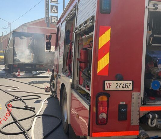 Camion avvolto dalle fiamme sulla Statale 106, intervengono i Vigili del Fuoco