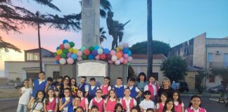 Rosarno – “Viva la Vita”: il Coro Voci Bianche Marvasi chiude l’anno scolastico con magia a Largo Bellavista