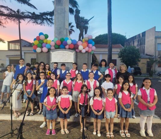 Rosarno – “Viva la Vita”: il Coro Voci Bianche Marvasi chiude l’anno scolastico con magia a Largo Bellavista