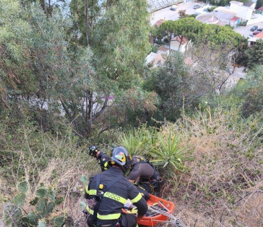 Uomo disperso ritrovato dai Vigili del Fuoco lungo una scarpata: ferito ma cosciente
