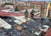 Incendio sul tetto di un palazzo: Vigili del Fuoco al lavoro per mettere in sicurezza l’edificio