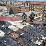 Incendio sul tetto di un palazzo: Vigili del Fuoco al lavoro per mettere in sicurezza l’edificio