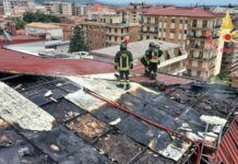 Incendio sul tetto di un palazzo: Vigili del Fuoco al lavoro per mettere in sicurezza l’edificio