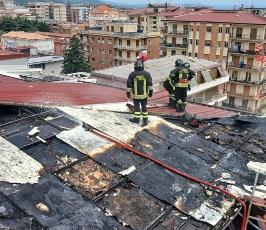 Incendio sul tetto di un palazzo: Vigili del Fuoco al lavoro per mettere in sicurezza l’edificio