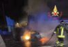 Incidente nella notte – auto si schianta contro un muretto e prende fuoco