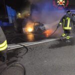 Incidente nella notte – auto si schianta contro un muretto e prende fuoco