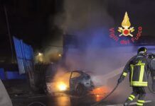 Incidente nella notte – auto si schianta contro un muretto e prende fuoco