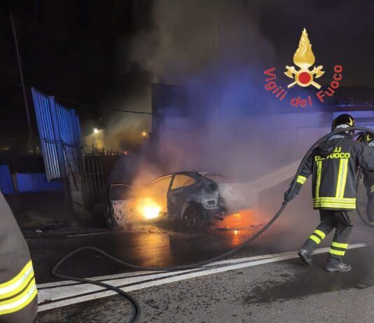 Incidente nella notte – auto si schianta contro un muretto e prende fuoco