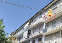 Esplosione in un appartamento per una fuga di gas: due feriti, uno è grave