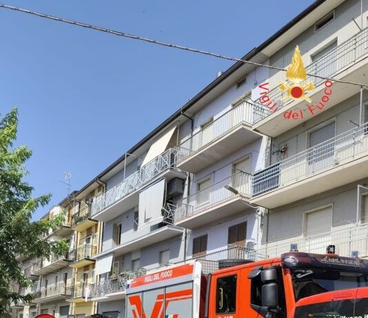 Esplosione in un appartamento per una fuga di gas: due feriti, uno è grave