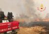 Vasto incendio minaccia abitazioni e ferrovia: treni rallentati, residenti lasciano le case per precauzione