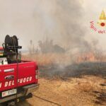 Vasto incendio minaccia abitazioni e ferrovia: treni rallentati, residenti lasciano le case per precauzione