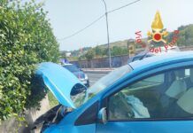 Scontro tra due auto, tre feriti: una donna estratta dalle lamiere dai Vigili del Fuoco