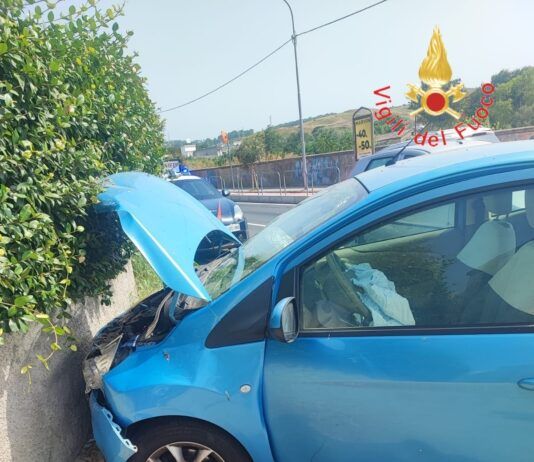 Scontro tra due auto, tre feriti: una donna estratta dalle lamiere dai Vigili del Fuoco