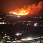 Calabria, vasto incendio minaccia un villaggio turistico: oltre 20 unità dei Vigili del Fuoco impegnate nello spegnimento