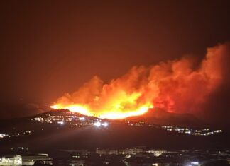Calabria, vasto incendio minaccia un villaggio turistico: oltre 20 unità dei Vigili del Fuoco impegnate nello spegnimento