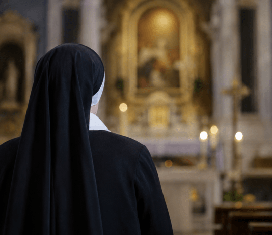 Suora di 88 anni indagata per truffa: ai fedeli chiedeva soldi «per non finire all’inferno»