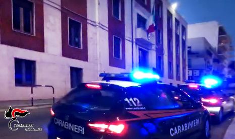 Inseguimento in centro: due giovani arrestati dai Carabinieri, militari aggrediti durante l’intervento