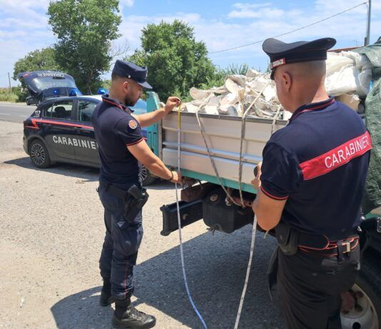 Sequestrato autocarro con 15 quintali di rifiuti edili: denunciato il conducente