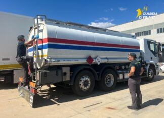 Autobotte con gasolio irregolare fermata dalla Guardia di Finanza: sequestrati 7mila litri, due denunciati