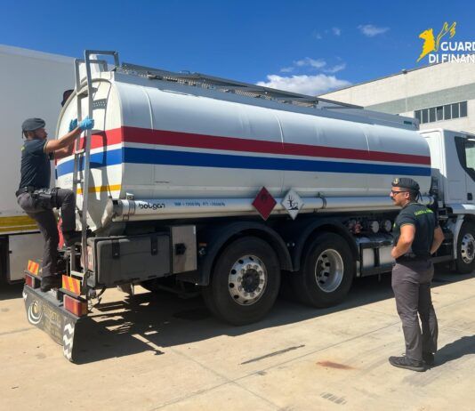 Autobotte con gasolio irregolare fermata dalla Guardia di Finanza: sequestrati 7mila litri, due denunciati