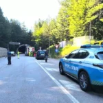 Tragedia sulla Statale 107: auto esce di strada, morto un 43enne e un altro ferito