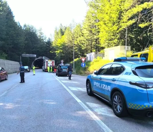 Tragedia sulla Statale 107: auto esce di strada, morto un 43enne e un altro ferito