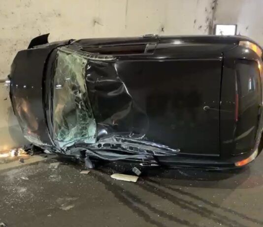 Auto si ribalta in galleria sulla SS106 – una persona ferita