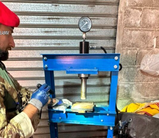 Aspromonte, scoperto laboratorio della cocaina in un rudere: sequestrate presse e sostanza da taglio