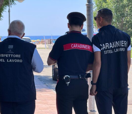 Blitz dei Carabinieri in un villaggio turistico: bagnino in nero, attività sospesa e multe per 7.400 euro