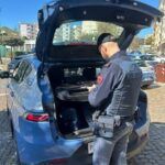 Si allontana dai domiciliari e semina il panico con un’ascia: arrestato