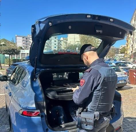 Si allontana dai domiciliari e semina il panico con un’ascia: arrestato