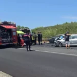 Violento scontro tra due auto: tre feriti, un bambino trasferito in ospedale