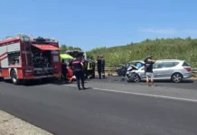 Violento scontro tra due auto: tre feriti, un bambino trasferito in ospedale