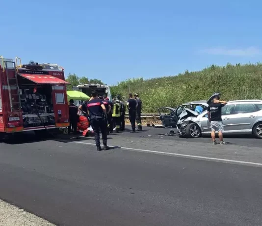 Violento scontro tra due auto: tre feriti, un bambino trasferito in ospedale