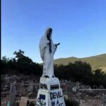 Vandalizzata la statua della Madonna di Medjugorje, sui muri la scritta: “Diavolo con la gonna”