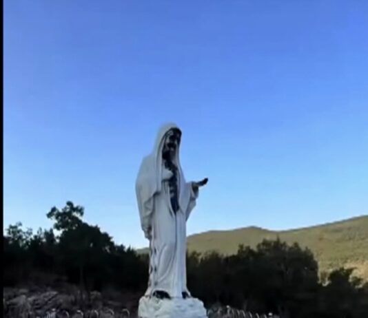 Vandalizzata la statua della Madonna di Medjugorje, sui muri la scritta: “Diavolo con la gonna”
