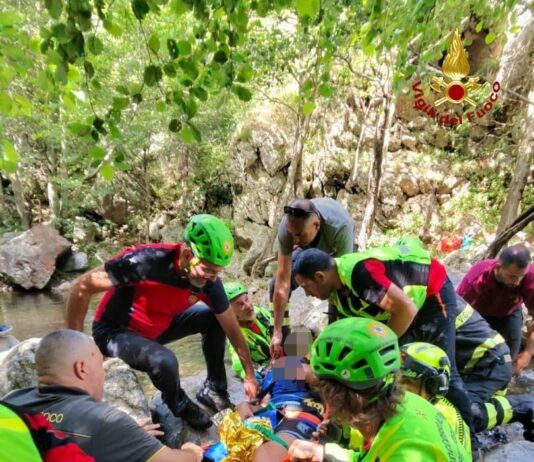 Escursionista precipita in un dirupo: recuperato dai Vigili del Fuoco