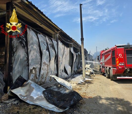 Incendio in un’azienda: evacuate alcune abitazioni, nessun ferito