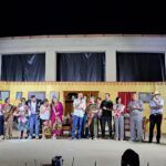 Rosarno – Il sipario di Medma Teatro si alza nel ricordo di Angelo D’Agostino: successo per la prima serata tra commozione e risate
