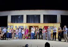 Rosarno – Il sipario di Medma Teatro si alza nel ricordo di Angelo D’Agostino: successo per la prima serata tra commozione e risate